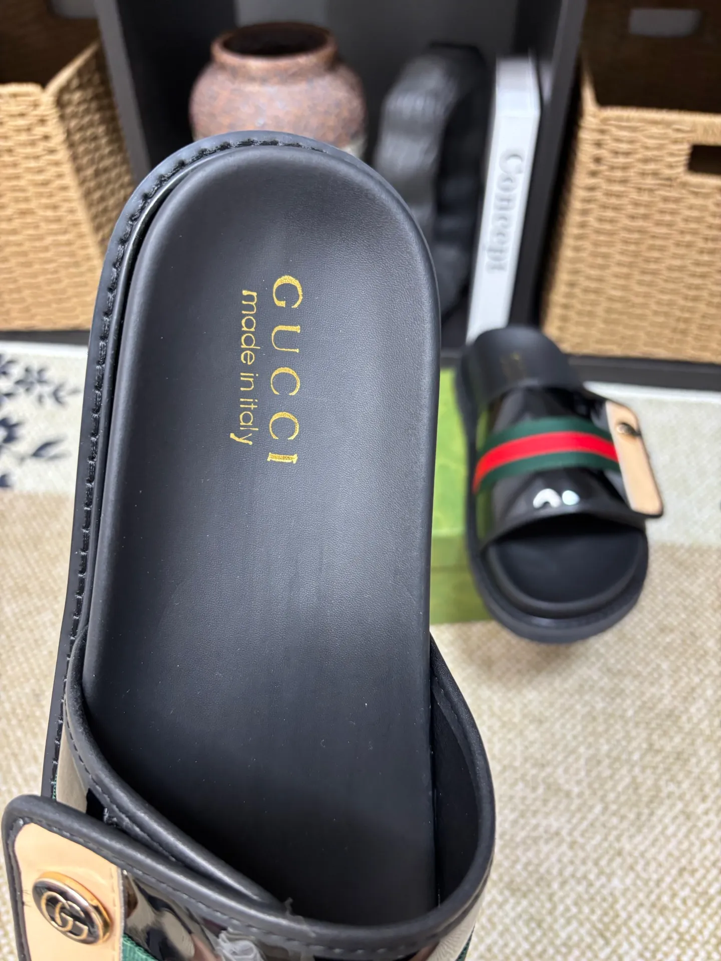 Factory 💰 300 yuan Gucci slippers] high-end men's shoes brand official website 1:1 latest masterpiece: original mold customization, the fabric is made of imported original materials, upgraded outsole, lighter and non-slip. The market's top quality, simple yet tasteful, a must-have for fashionistas, fashionable at your feet, full of confidence, the same style at the counter 👍The season of summer slippers is here. Code: 38-45 (45 customized)